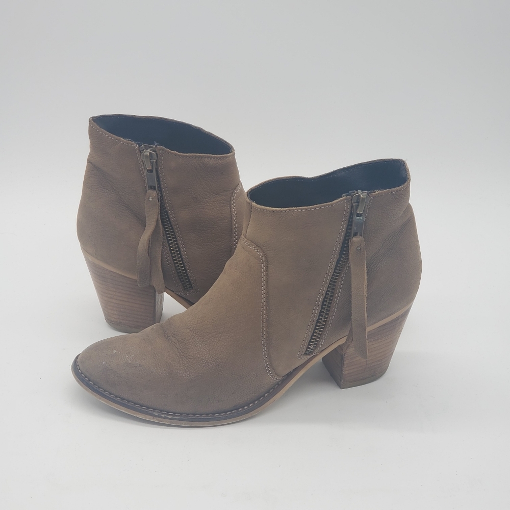 Urban Outfitters Tan Leather Ankle Boots Size 6 Stacked Heel